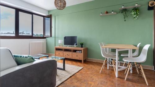 un salon avec un canapé et une table dans l'établissement T2 Parking à 1000m du Lac, à Annecy