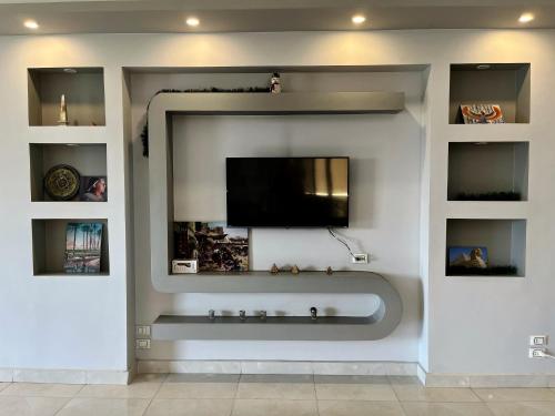 Luca Pyramids Innにあるテレビまたはエンターテインメントセンター