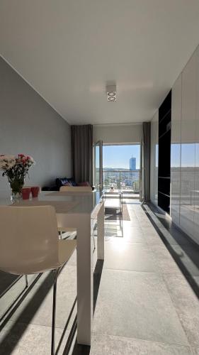 Sunny Nest - Albatross Towers 14th floor