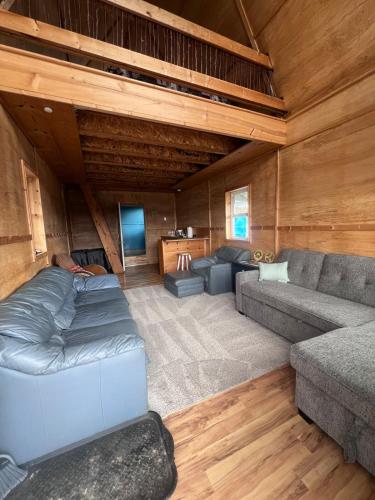 Un lugar para sentarse en Lake View LOFT Cabin off grid Solar