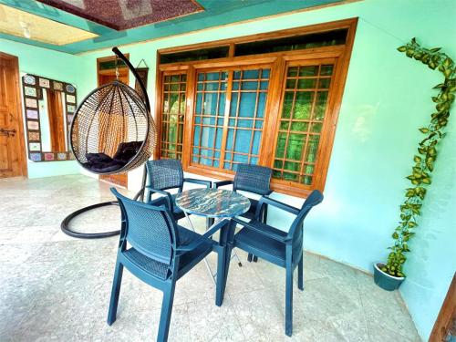 Posezení v ubytování Luxury Cottage Bhurban Fully Equipped