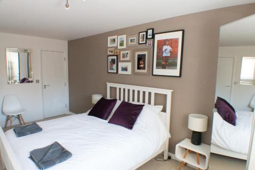 1 dormitorio con cama blanca y espejo en Spacious Central Family Apartment en Londres
