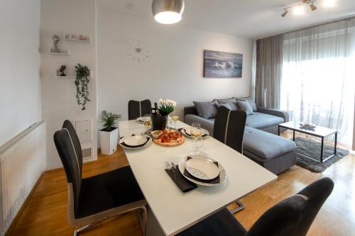 una sala de estar con una mesa y un sofá en Vanilla apartment, en Šibenik