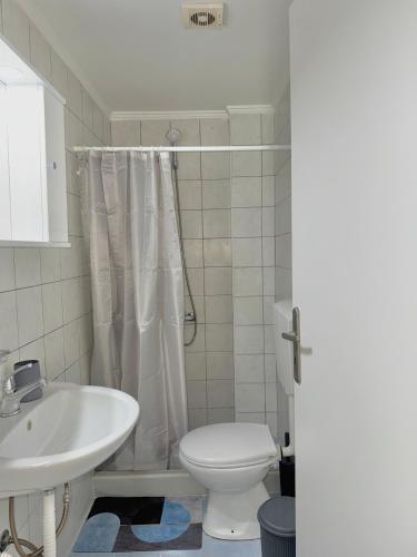 Ένα μπάνιο στο Emari Apartments
