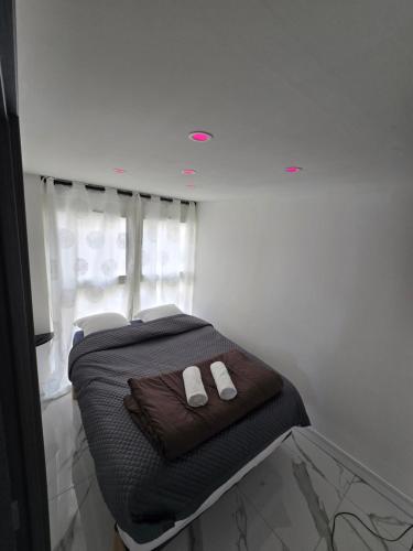 une chambre avec un lit avec deux pantoufles dessus dans l'établissement LoVe 1, au Cap d'Agde