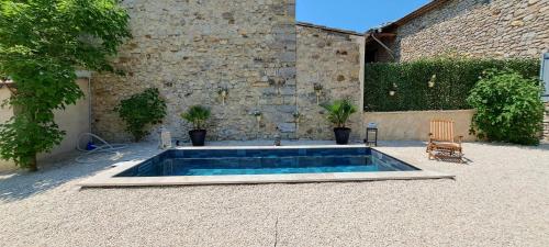 une piscine au milieu d'une cour dans l'établissement Mazet en provence pour 4, piscine chauffée privée, jardin clos privé, barbecue, chiens admis, à Sainte-Jalle