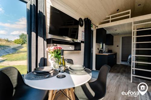 Dapur atau dapur kecil di Euforia Górzno - nowoczesne domki nad jeziorem z sauną, balią, jacuzzi