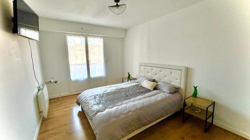 une chambre avec un lit et une télévision dans l'établissement T3 Cosy Coeur Aix Les Bains avec 2 Balcons, à Aix-les-Bains