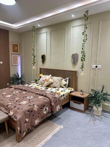 a bedroom with a bed and a table at Cocon cozy magnifique Chambres d'hôtes in Dakar