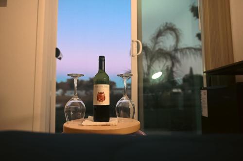 Una botella de vino y dos copas en una mesa en Small Lakeview Suite Near Disney & Universal, en Kissimmee