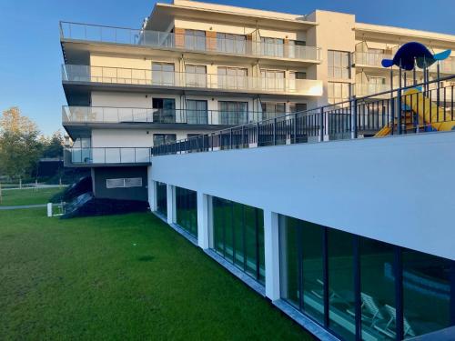 ParaSOL - Baltic Relax - Pool, Jacuzzi, Sauna في جيفنوف: مبنى امامه ساحه كبيره