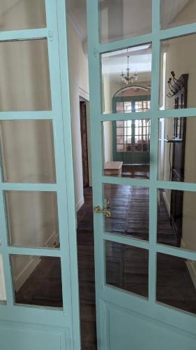 une porte ouverte avec vue sur une chambre dans l'établissement Maison Nathis, à Saint-Sulpice-de-Roumagnac