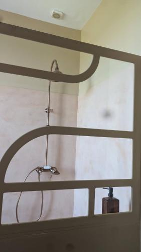 une douche dans un miroir dans l'établissement Maison Nathis, à Saint-Sulpice-de-Roumagnac