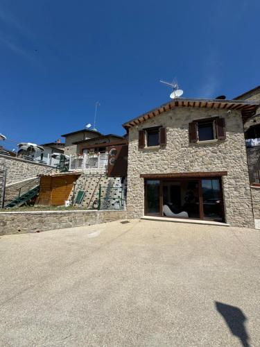 a stone building with a window on the side of it at Bed & Breakfast dei sogni in Ascoli Piceno