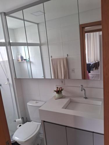 Ένα μπάνιο στο Apartamento em condomínio