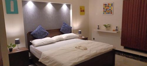 Кровать или кровати в номере Family Home in the Heart of Bahria Town