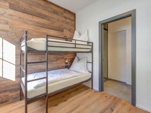 a bunk bed room with two bunk beds at Leni Top 1 in Dienten am Hochkönig