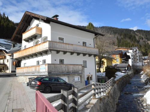 a building with a car parked in front of it at Leni Top 6 in Dienten am Hochkönig