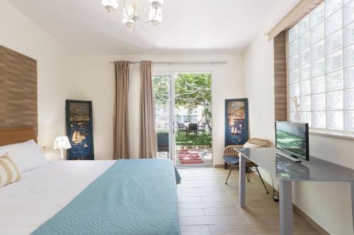 une chambre avec un lit, un bureau et une fenêtre dans l'établissement DTS apartment, à Réthymnon