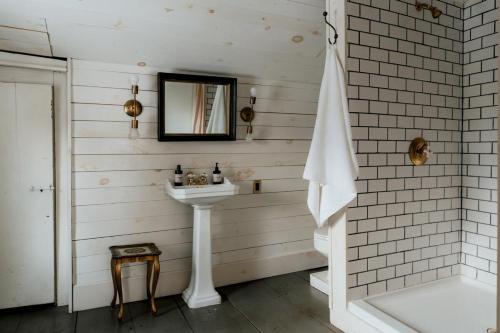 Phòng tắm tại Book Village Inn - Dickinson Room Queen Bed