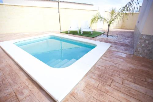 a swimming pool in the middle of a house at Villas Privadas EL DESCANSO in La Rinconada