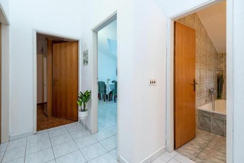 Apartments with parking space Vodice - 24553