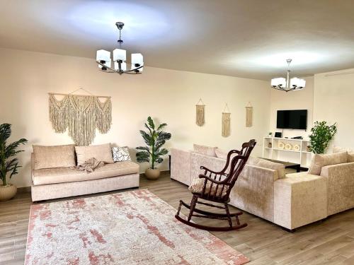 Laid-Back Rooftop Boho Cozy 2BR, Outdoor Charm