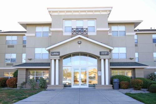 a building with the front entrance to a hospital at Extended Stay America Suites - Albuquerque - Rio Rancho Blvd in Rio Rancho