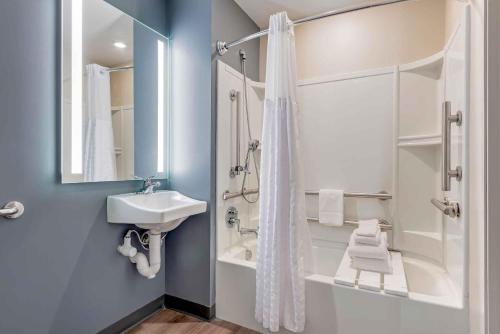 ein weißes Badezimmer mit Waschbecken und Dusche in der Unterkunft Extended Stay America Premier Suites - Yuma in Yuma