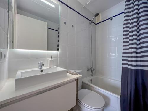 Un baño con lavabo, inodoro y bañera. en Apartment in Calella by the Beach, en Calella