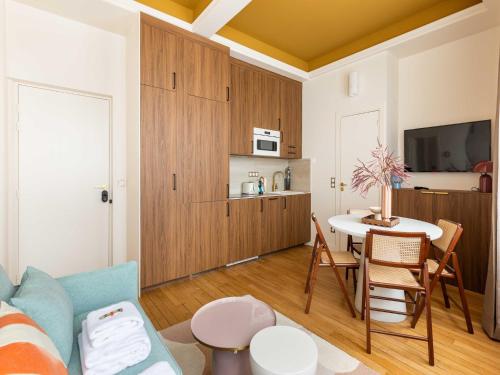 un salon avec un canapé et une table dans l'établissement Port-Royal Residence - Cosy apartment - 1BR- 4P, à Paris