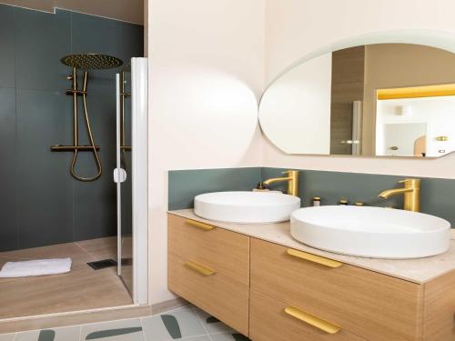 une salle de bain avec deux lavabos et un miroir dans l'établissement Port-Royal Residence - Cosy apartment - 1BR- 4P, à Paris