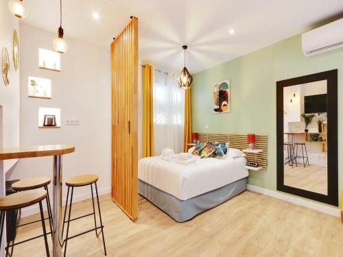 une chambre avec un lit, une table et un miroir dans l'établissement Charming apartment with AC -1BR-3P- Sentier, à Paris