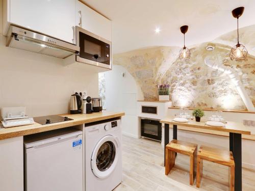 une cuisine avec laveuse et sécheuse dans l'établissement Charming apartment with AC -1BR-3P- Sentier, à Paris