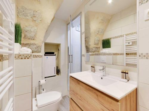 une salle de bain avec un lavabo et des toilettes dans l'établissement Charming apartment with AC -1BR-3P- Sentier, à Paris