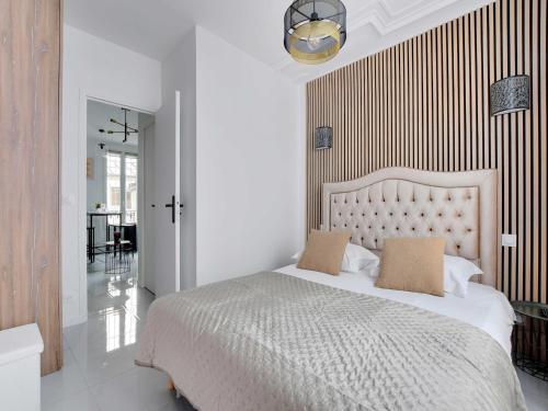 une chambre avec un grand lit blanc avec deux oreillers dans l'établissement Cosy, fully-equipped apt - 4P - Montmartre, à Paris