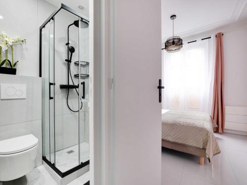 une salle de bain avec douche et toilettes et un lit dans l'établissement Cosy, fully-equipped apt - 4P - Montmartre, à Paris