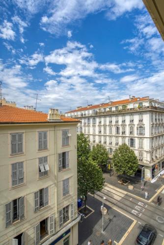 une vue aérienne d'une ville avec des bâtiments et une rue dans l'établissement Le Citadin - Hypercentre - Cosy - Shopping - WIFI, à Nice