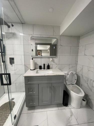 Vannituba majutusasutuses Luxury Basement-Private Bdr & Bathroom with free parking In Toronto