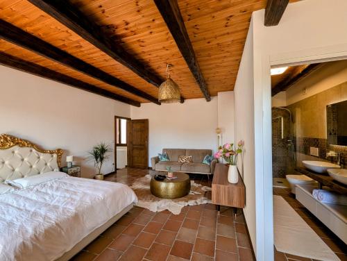 una camera da letto con un letto e un soggiorno di Libero Ranch 