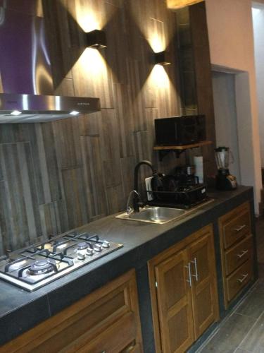 a kitchen with a stove and a sink at Mazamitla Pinos del Rio in Mazamitla