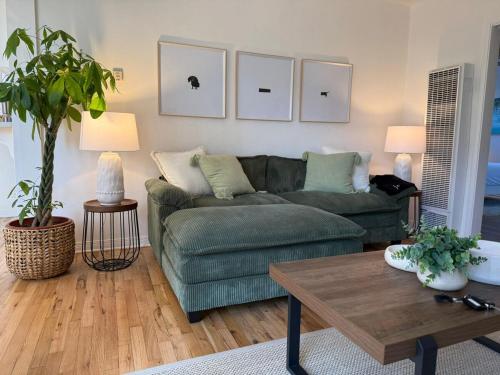 ロサンゼルスにあるStylish and Cozy 2BR 1BA Getaway Near LAX - LMU - SoFi - Beachesのギャラリーの写真