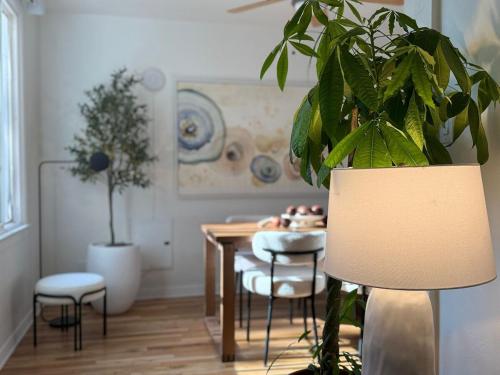 ロサンゼルスにあるStylish and Cozy 2BR 1BA Getaway Near LAX - LMU - SoFi - Beachesのギャラリーの写真