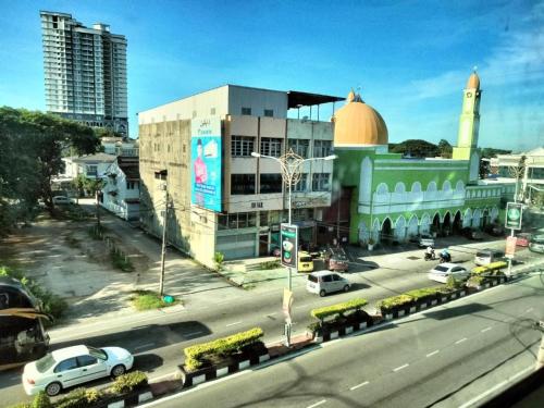 une vue aérienne d'une ville avec une mosquée dans l'établissement Hotel Bajet DNOOR Kota Bharu, à Kota Bharu