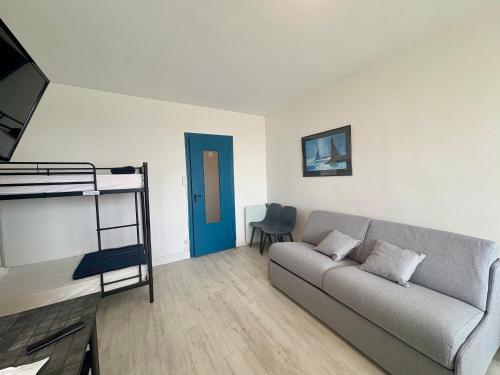 - un salon avec un canapé et des lits superposés dans l'établissement Studio moderne 4 pers, balcon et plage à 50m - FR-1-323-423, à Saint-Jean-de-Monts