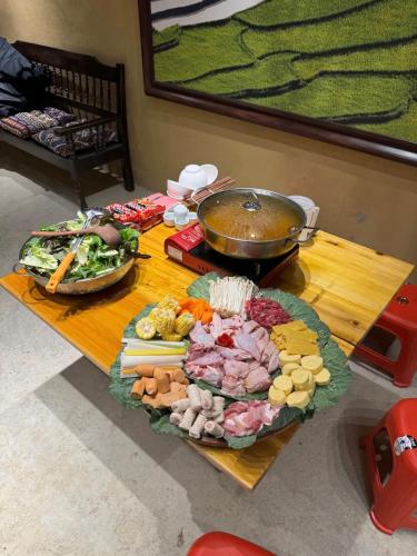 a table with a bunch of different types of food at Chanh Homestay Lô Lô Chải in Loung Co