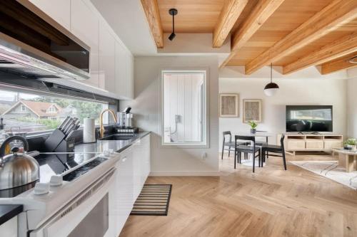 Η κουζίνα ή μικρή κουζίνα στο AlbertaArts Happy Place Townhome - 91 WalkScore