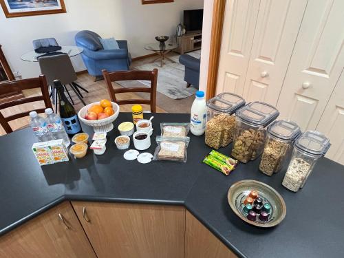 una encimera con un montón de comida. en Dave and Jayne's Retreat, en Berwick