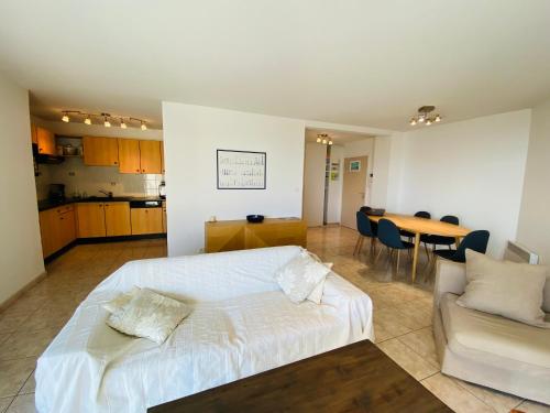 une chambre avec un lit et une table et une cuisine dans l'établissement T2 avec terrasse, 500m de la plage, Les Sables-d'Olonne - FR-1-92-896, à Les Sables-dʼOlonne