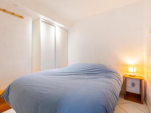 une chambre blanche avec un lit et une fenêtre dans l'établissement Joli T2 rénové 37m² en front de mer, piscine à Sète - FR-1-472A-314, à Sète
